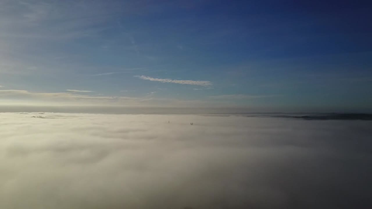 토키 데본 영국의 구름과 안개 위