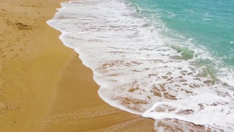 Maravilloso-Paisaje-De-Espuma-De-Mar-De-Burbujas-De-Agua-Costera-En-La-Playa-De-Arena-De-Color-Dorado-En-La-Isla-De-Hormuz-En-Irán-Paisaje-Natural-Escénico-Espectacular-Campo-Cultura-Tradicional-árabe-Qatar-Doha-Saudita