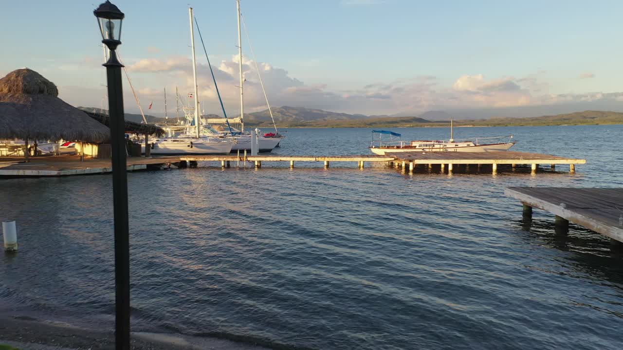 полет на низкой высоте над берегом пристани бахия де лас кальдерас