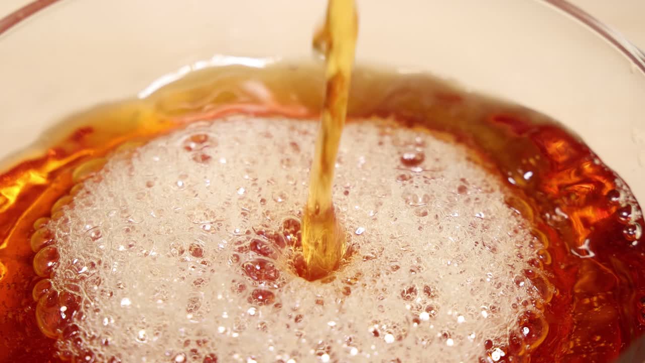 컵에 차를 부는 것