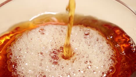 vertiendo té en un vaso