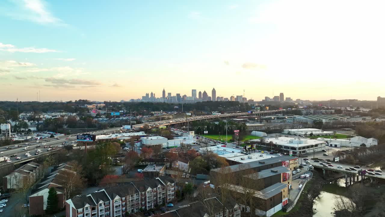 Vista lontana dello skyline di Atlanta con ingorgo stradale su autostrade e strade trafficate