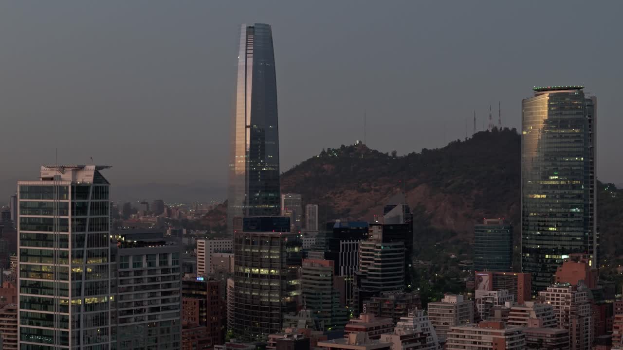 tomada de avión no tripulado de la ciudad de essen en alemania con cielo despejado por la mañana. distrito de sudviertel en essen, alemania. vista panorámica de europa desde arriba. horizonte de la ciudad bajo el sol caliente.