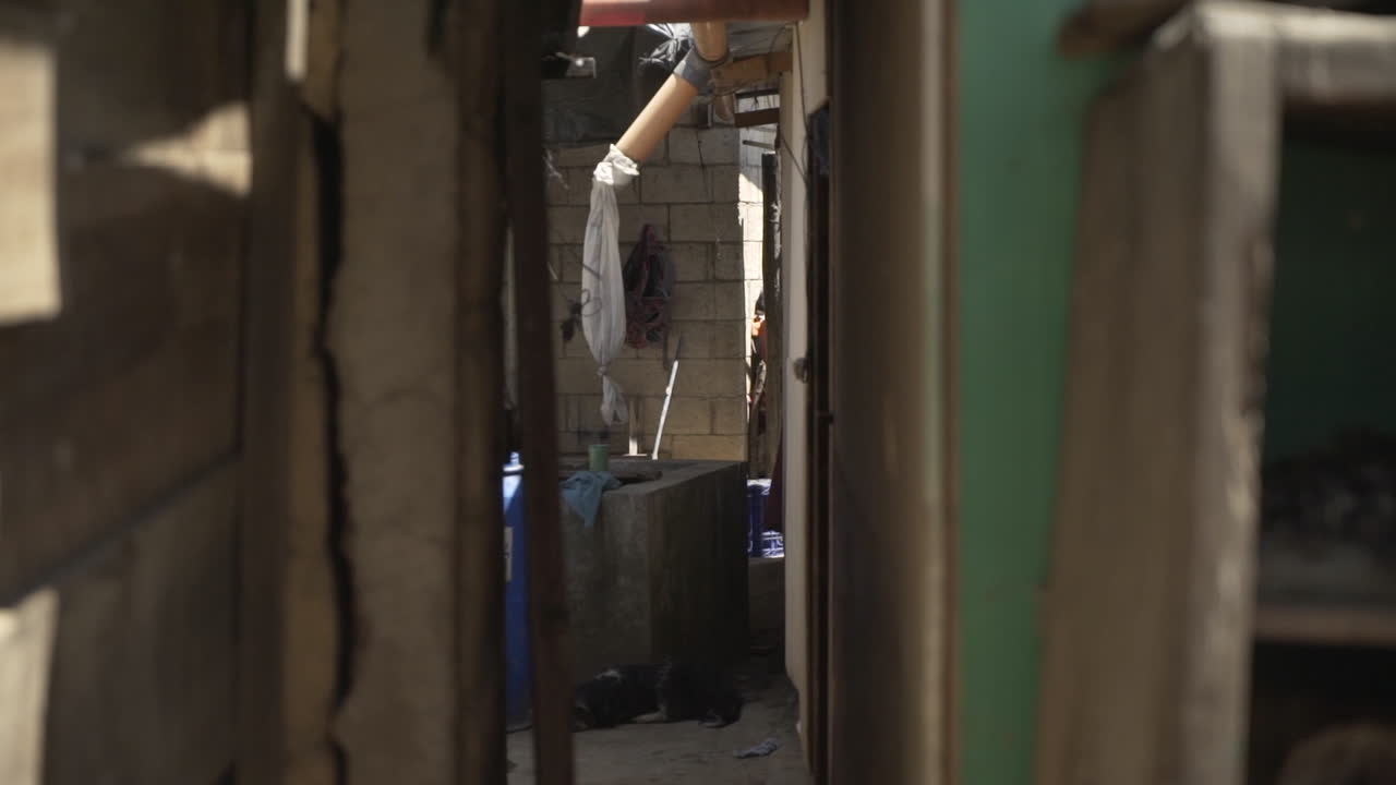 은 오후에 과테말라의 시골 집 밖에서