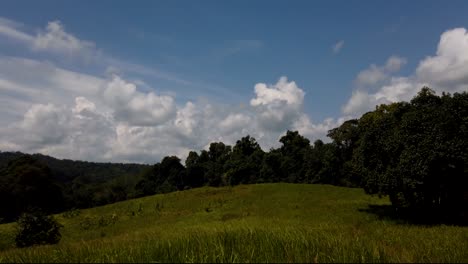 Landschaft-Im-Khao-Yai-Nationalpark,-Bäume-Und-Berge-Mit-Flauschigen-Großen-Wolken,-Die-Schatten-Werfen