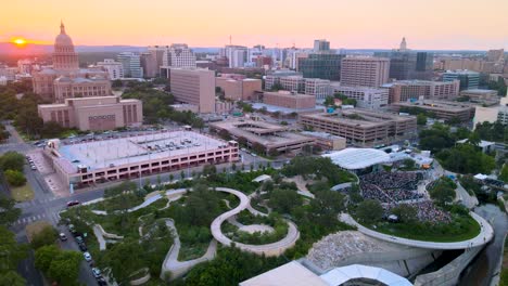 Fliegen-In-Richtung-Sonnenuntergang-In-Austin,-Texas,-Mit-Blick-Auf-Das-Hauptstadtgebäude-Und-Den-Waterloo-Park