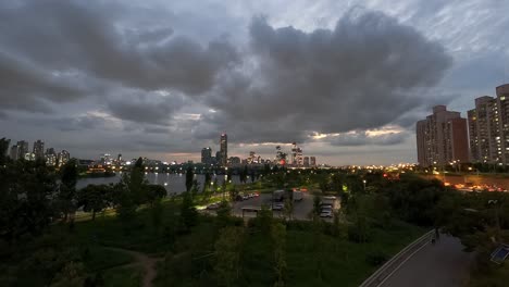 Nachtansicht-Von-Hochhaustürmen-Am-Han-Fluss-In-Der-Stadt-Seoul-In-Korea
