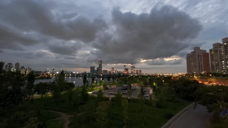 vista nocturna de torres de gran altura junto al río han en la ciudad de seúl en corea