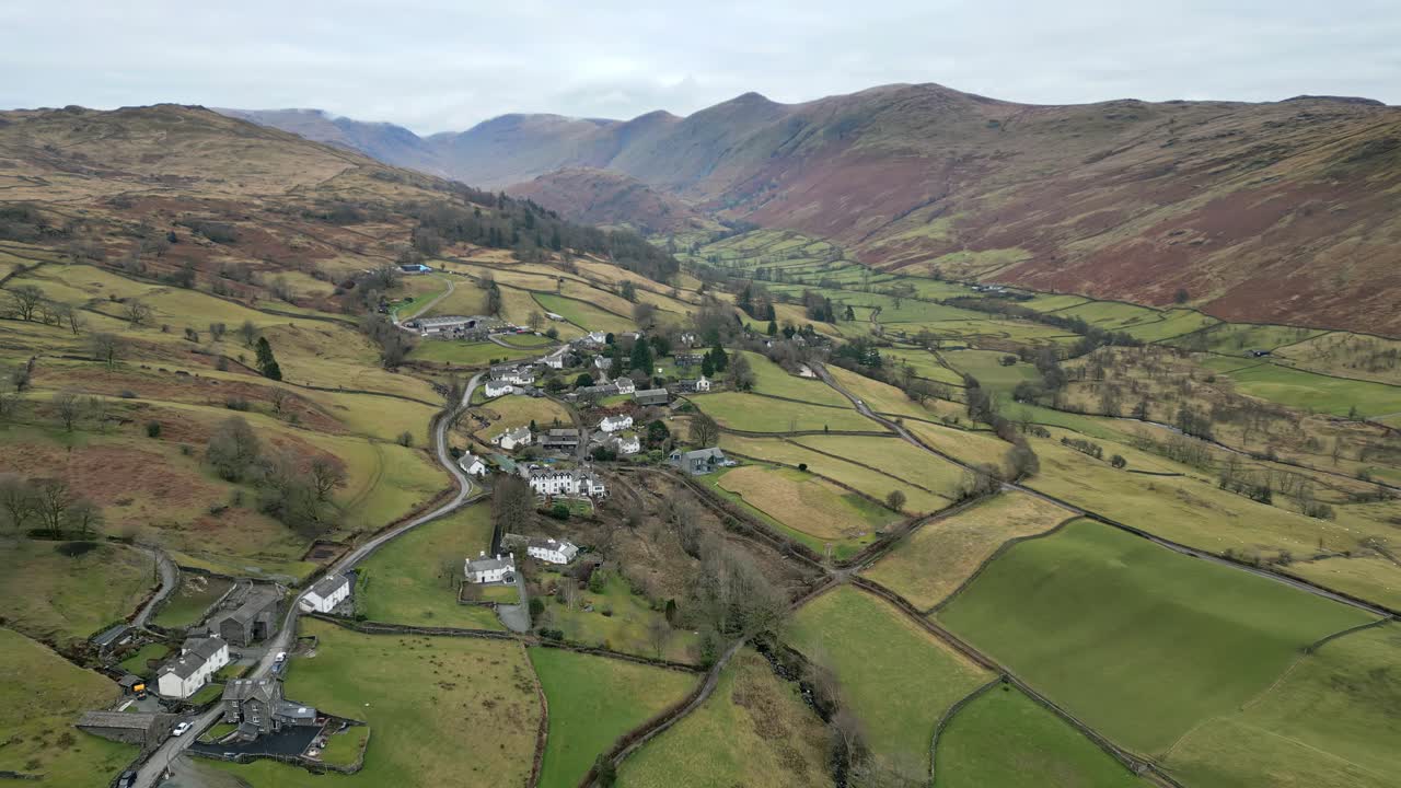 amplias imágenes cinematográficas aéreas de drones del pequeño pueblo de troutbeck