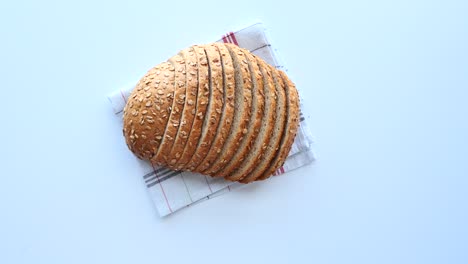 cerca de una rebanada de pan de grano entero