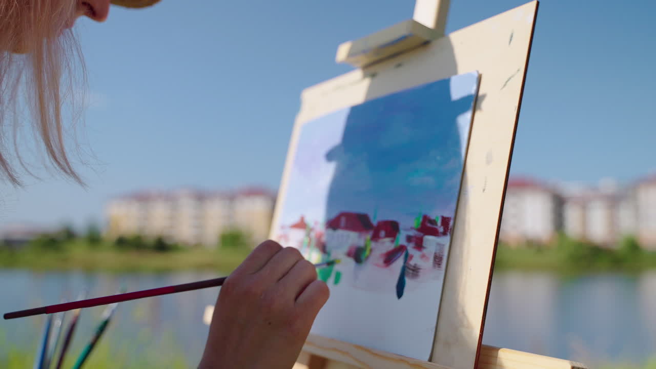 mujer pintando un paisaje al aire libre
