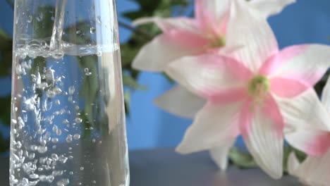 se vierte agua refrescante en un vaso para asegurar la salud y un estilo de vida vibrante