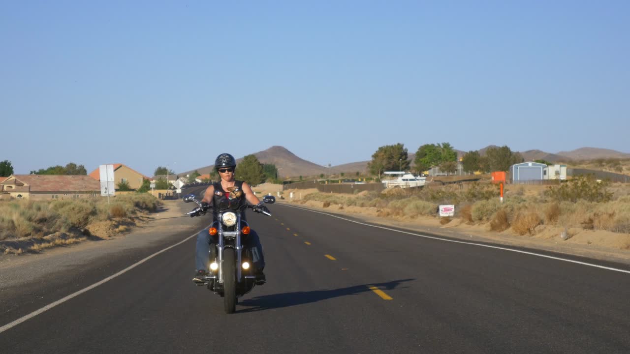 개 를 타고 있는 여자 오토바이 운전자