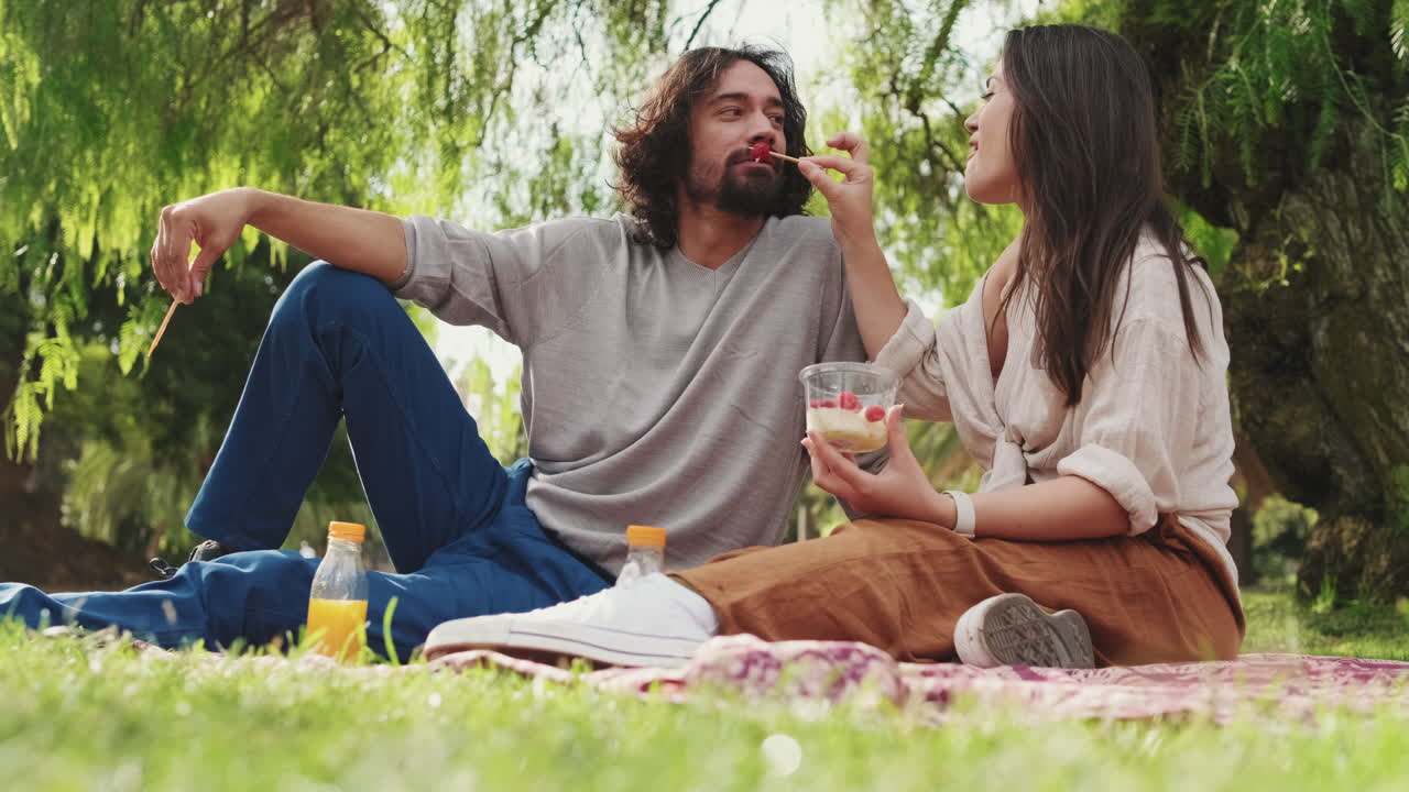 una pareja disfrutando de un picnic en el parque