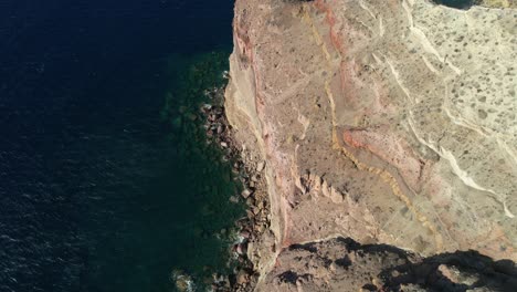 vista aérea de los escarpados acantilados de la isla de santorini sobre el mar egeo, grecia