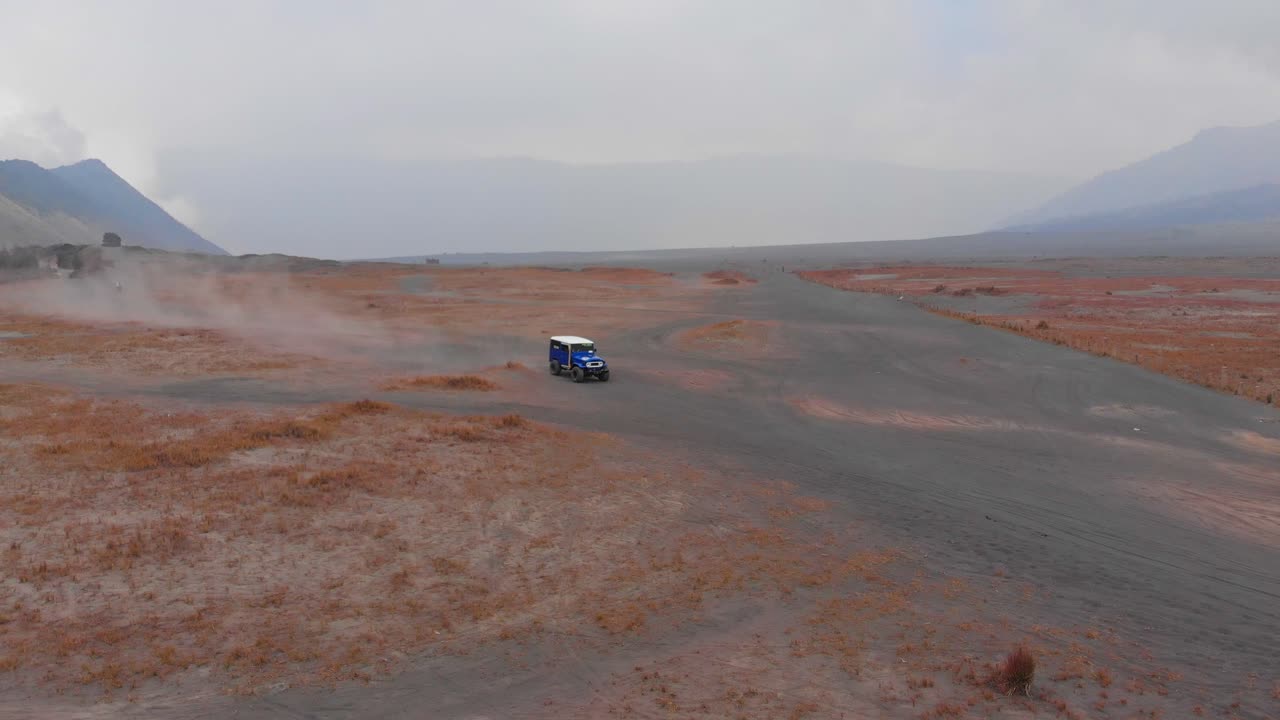 Jeep og crosser ved foden af Bromo. Indonesien, Østjava