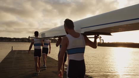 Equipo-De-Remeros-Masculinos-Llevando-El-Barco-Sobre-Sus-Hombros.