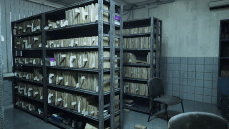 una vieja sala de archivos con estantes llenos de archivos