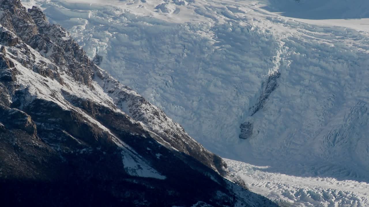 los glaciares tallan un valle profundo en la patagonia de las montañas de los andes