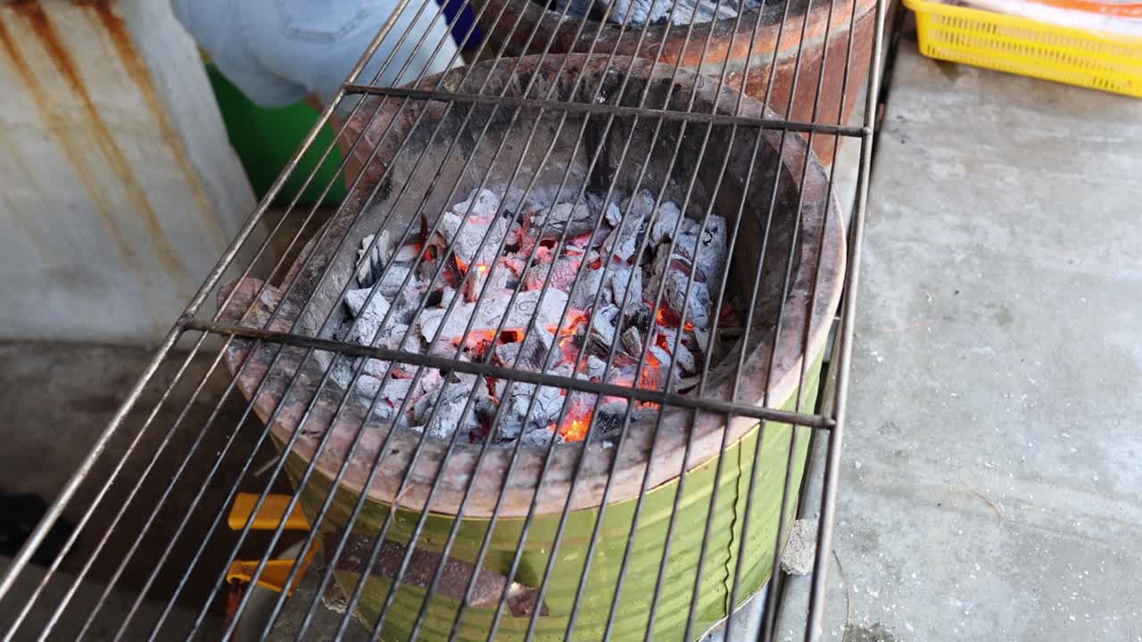 불을 켜고 시간이 지남에 따라 나무 석탄 그릴을 관찰합니다.