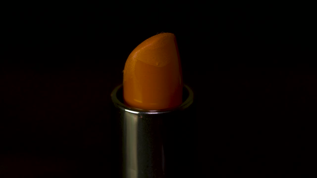 primer plano de un lápiz labial naranja