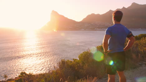 Hombre-Admirando-Una-Vista-Costera-Después-De-Correr