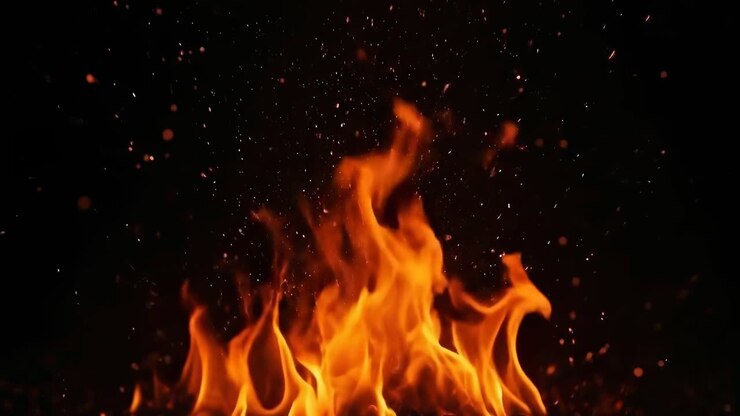 Video dinamico di fiamme che si alzano su uno sfondo scuro, catturato da un'angolazione bassa.