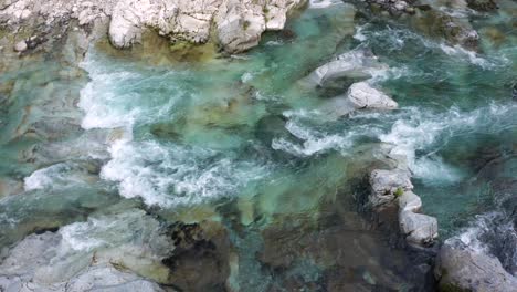 río serio con sus aguas verdes limpias y cristalinas, bérgamo, valle seriana, italia