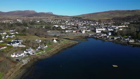 Hoch-Fliegen-In-Richtung-Hafen-Und-Hafengebäude-Von-Portree,-Isle-Of-Skye,-Schottland