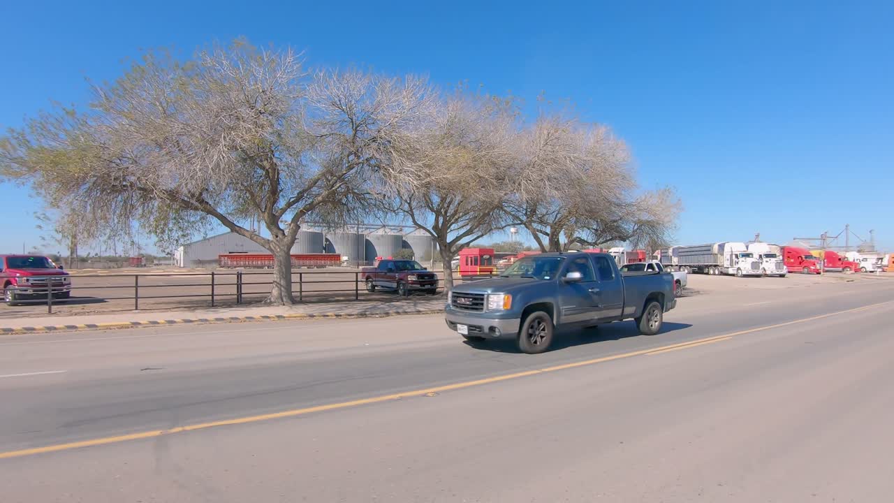 punto de vista a través de la ventana del conductor mientras conduce por la autopista 100 a través del sureste rural de texas