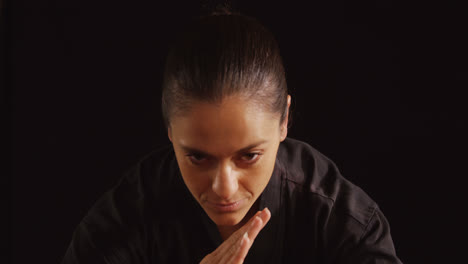 jugador de karate realizando la postura de karate