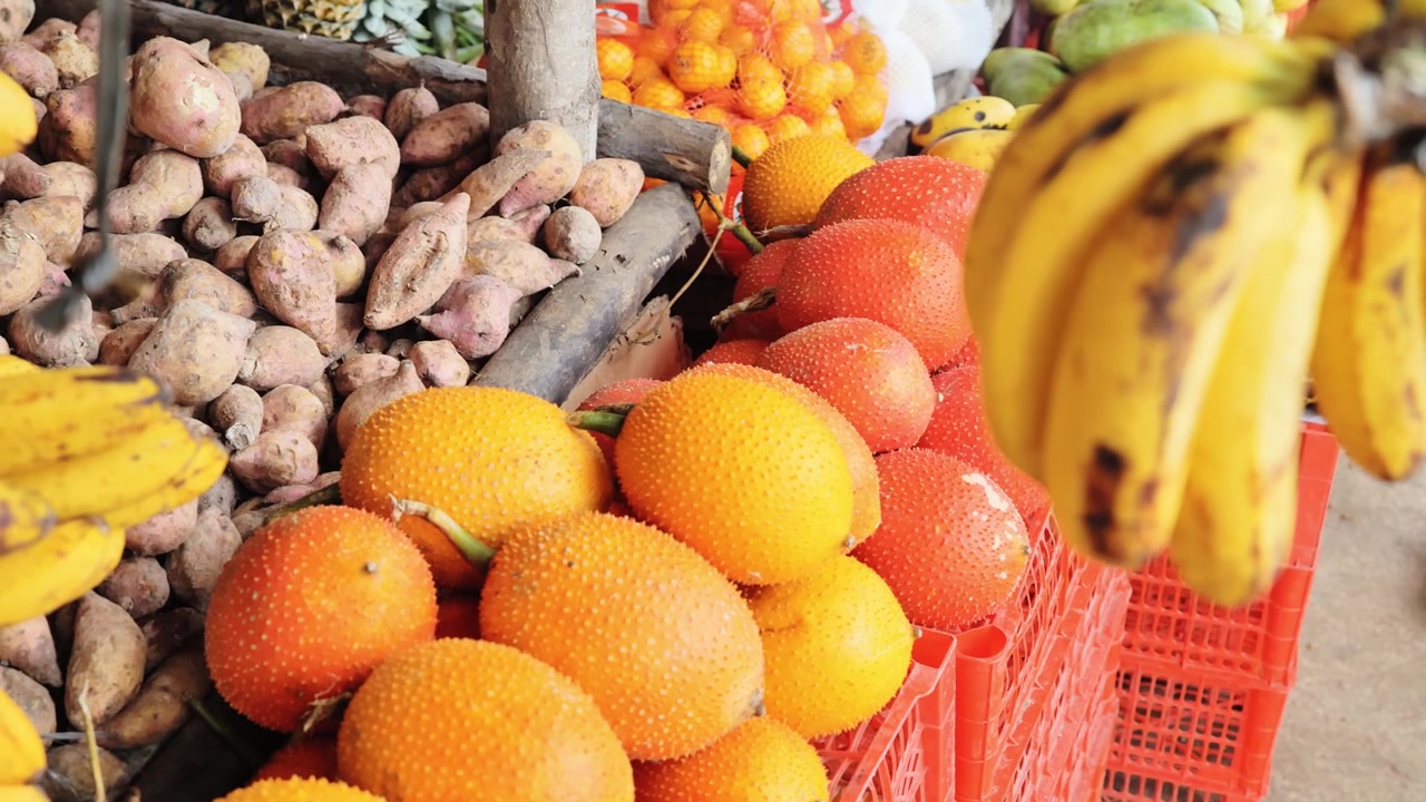 Esposizione di prodotti esotici freschi al mercato locale a Palawan, Filippine
