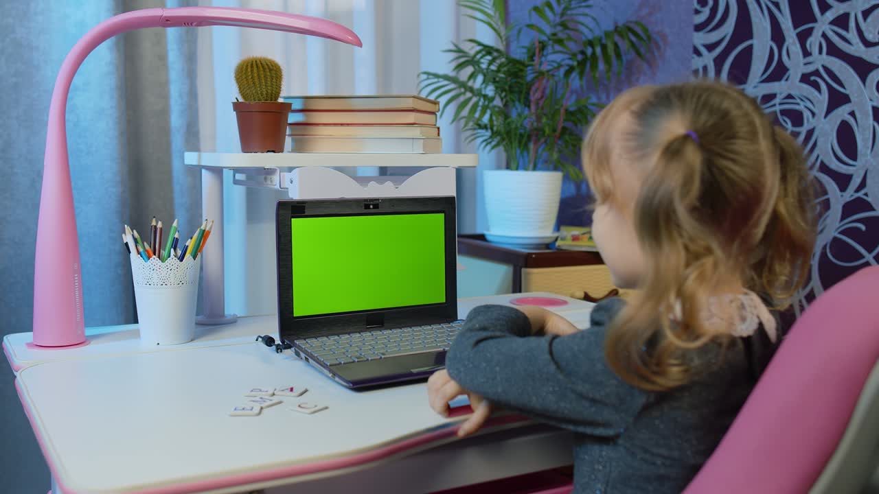 niño preescolar niña niño aprendizaje a distancia en línea en el hogar, educación de niños en el bloqueo de covid-19