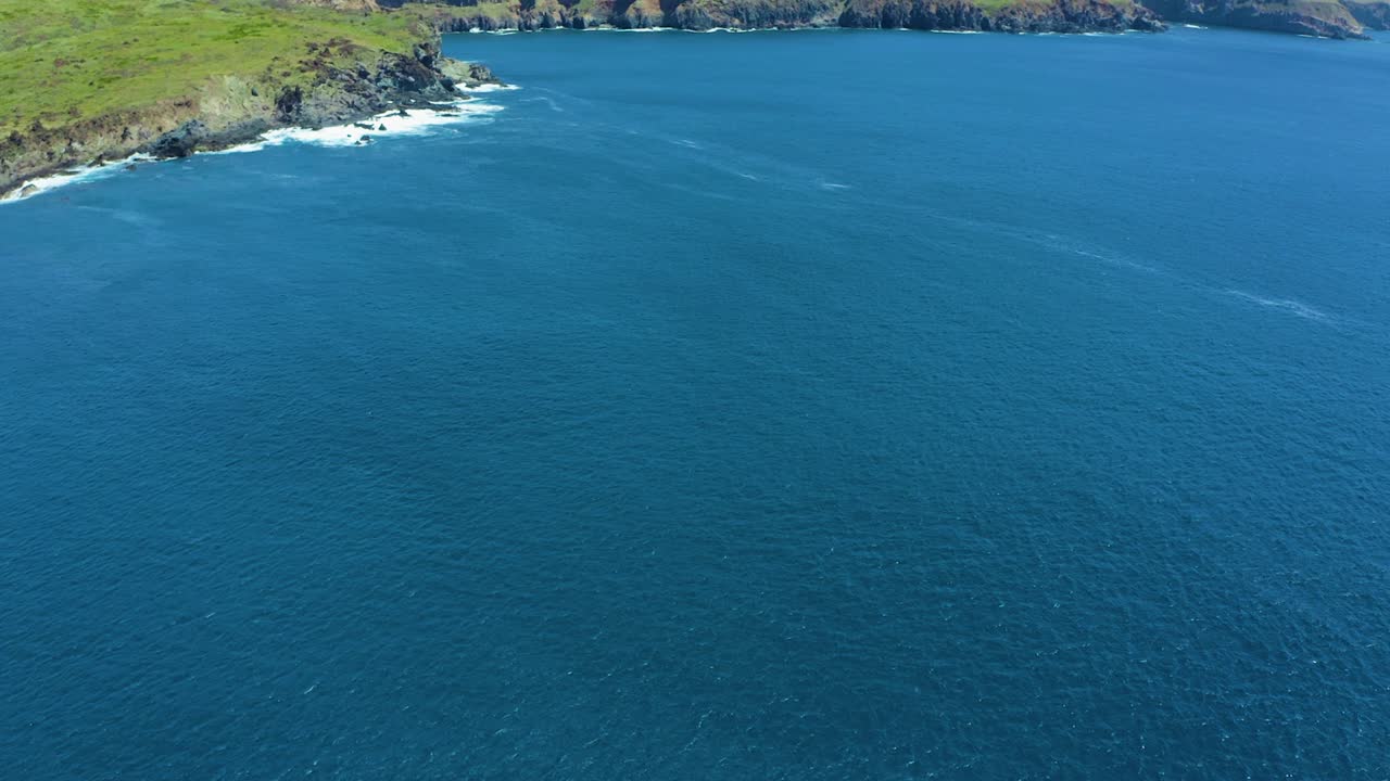 태평양의 화산 소코로 섬의 바다 위의 높은 공중 풍경