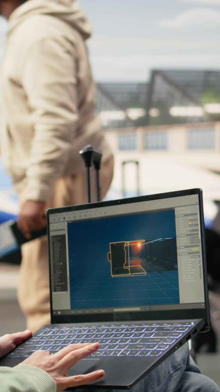 Video verticale. Nomade digitale sviluppatore di giochi che lavora al laptop in un aeroporto internazionale.