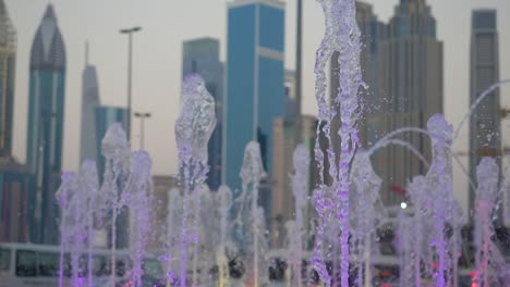 la fuente de dubai al anochecer