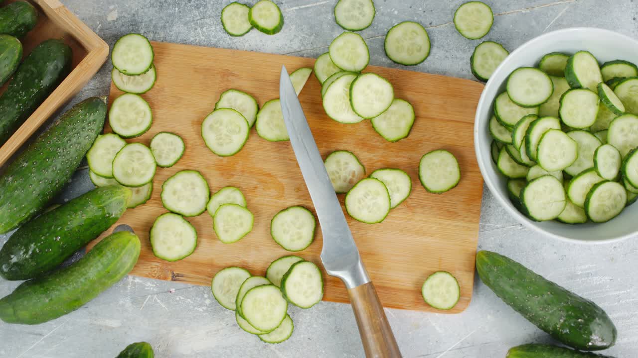 절단판과 그에 있는 호박 조각은 천천히 회전합니다.