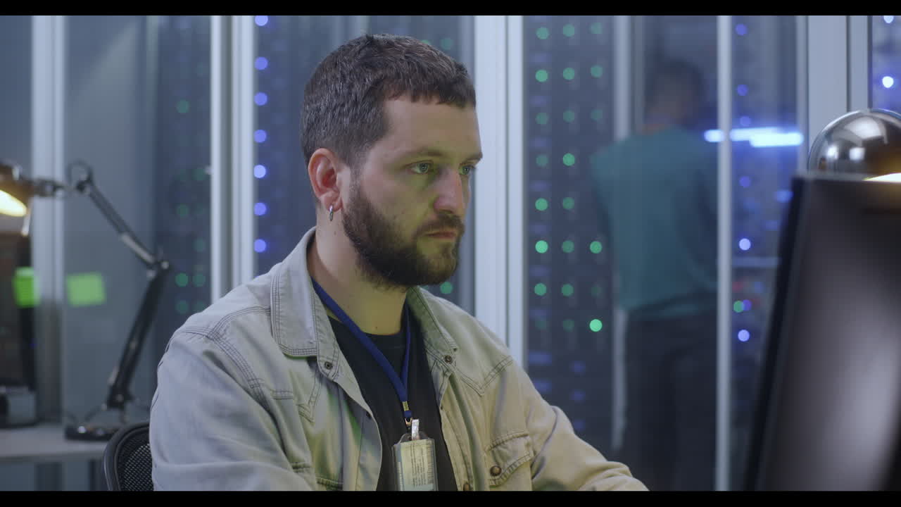 técnico informático trabajando en una sala de servidores