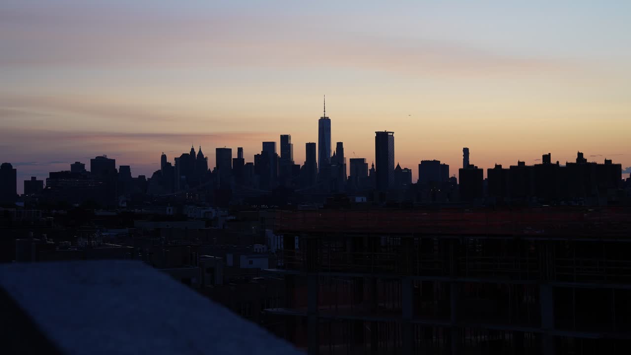 아름다운 일몰에 브루클린 오피스 빌딩에서 볼 수 있는 월드 트레이드 센터와 함께 뉴욕 시의 스카이 라인