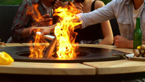 바에서 bbq 음식을 준비하는 인식할 수 없는 남자