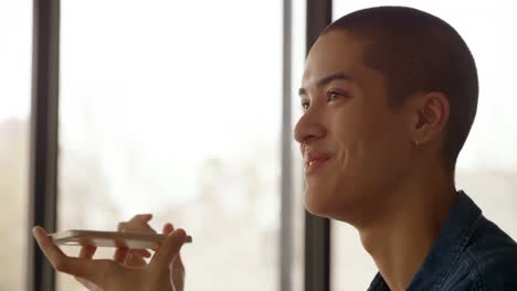집에서  ⁇ 드폰으로 얘기하는 남자 4k