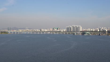 Vista-Desde-El-Puente-Dongjak-En-Hanriver-Y-El-Puente-Bangpo