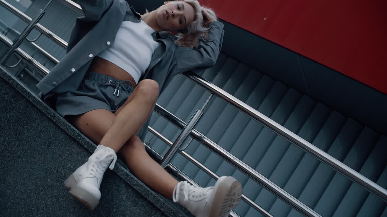 joven modelo posando en edificios de la ciudad moderna de fondo.