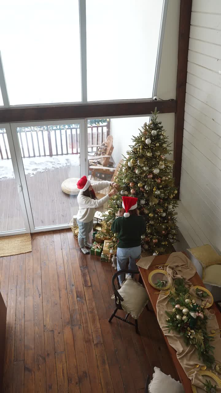 친구 들 이 크리스마스 트리 를 장식 하고 저녁 식사 를 준비 하고 있다