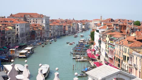 Draufsicht-Auf-Verschiedene-Schiffe,-Die-Durch-Den-Venezianischen-Canal-Grande-Fahren