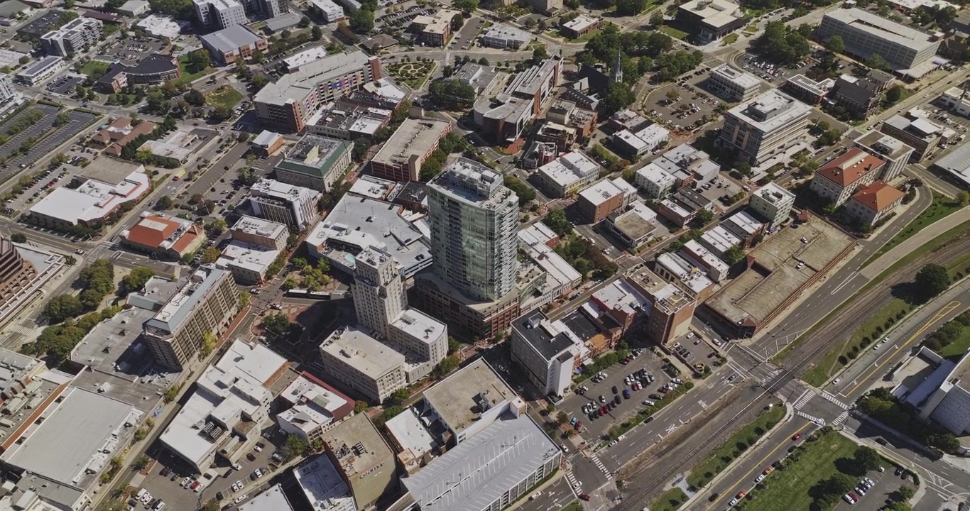 Durham North Carolina Luftfoto v20 høj fugleperspektiv flyvning over centrum, jernbanelinjer, Warehouse District og Central Park - Optaget med Mavic 3 Pro Cine - 1. oktober 2023.