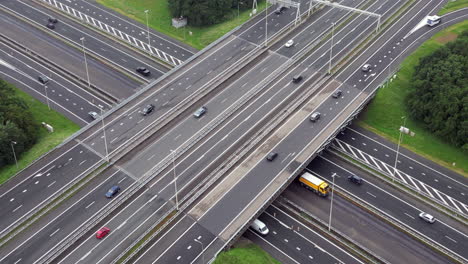 Toma-Aérea-Con-Drones-De-Una-Autopista-En-Amersfoort,-Países-Bajos.