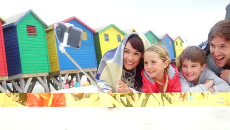 Glückliche-Familie,-Die-Am-Strand-Ein-Selfie-Vom-Mobiltelefon-Macht