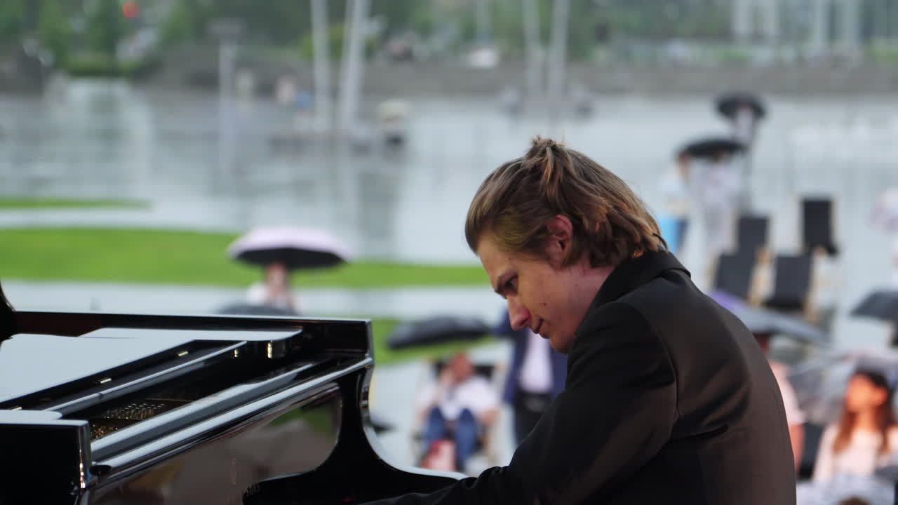 비가 내리는 야외에서 연주하는 피아니스트