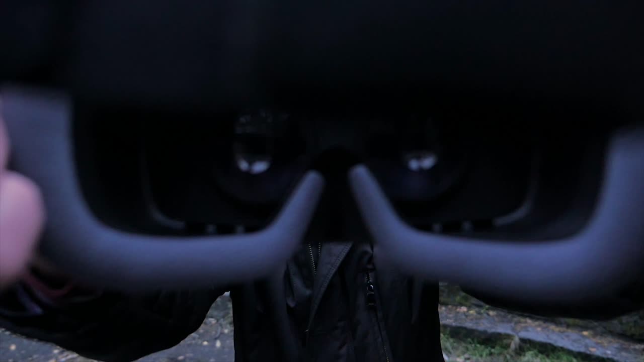 공원에서 vr 헤드을 들고 있는 십대